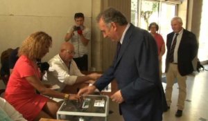 Législatives: François Bayrou a voté à Pau