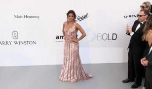 Eva Longoria se moque d'avoir pris du poids ! (vidéo)