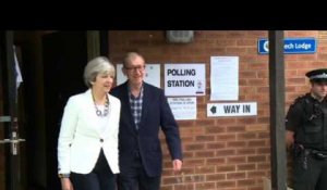 Législatives britanniques: Theresa May a voté