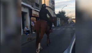 Ce cavalier qui se balade dans les rues de Seine-Saint-Denis est vraiment improbable 