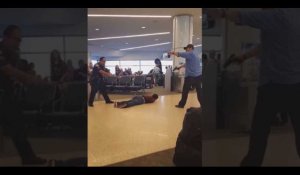 Un homme se fait taser après avoir forcé la sécurité d'un aéroport (vidéo)