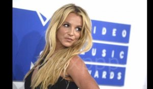 Britney Spears ultra sexy s'amuse en maillot de bain (Vidéo)