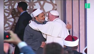 Les images de cette accolade entre le pape François et le grand imam cheikh Ahmed al-Tayeb sont historiques