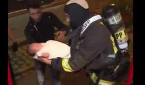 Un pompier sauve un bébé du feu en le cachant sous sa veste (Vidéo)