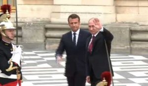 Poutine accueilli par Macron au Château de Versailles