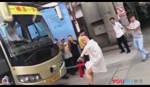 Chine : un homme tire un bus avec... son pénis ! (Vidéo)