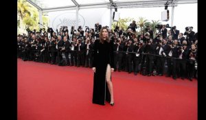 Festival Cannes 2017 : Laetitia Casta manque de montrer sa culotte (Vidéo)