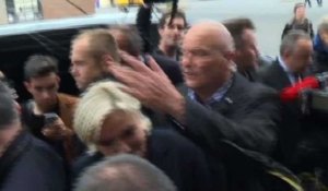 Marine Le Pen accueillie par des jets d'œufs en Bretagne