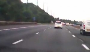 La panique d'une mère et sa fille après un accident de voiture avec un camion (vidéo)