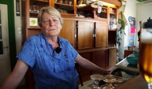 Marie-Thérèse sert des bières depuis 60 à la frontière belgo-luxembourgeoise