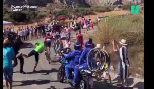 Pendant le tour d'Espagne, ce coureur est littéralement jeté à terre par un spectateur