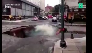 Les pluies diluviennes à Mexico provoquent un énorme trou sur une avenue très fréquentée