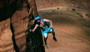Slip and Slide : Ils glissent au bord d'une falaise et finissent dans le vide en base-jump ! (vidéo)