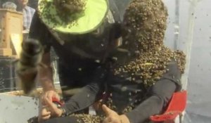 Un homme se recouvre de 100.000 abeilles pour la promotion d'un film (vidéo)