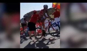 Vuelta : un coureur cycliste agressé par un spectateur (vidéo)