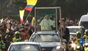 Colombie: Le pape François salue la foule depuis sa papamobile