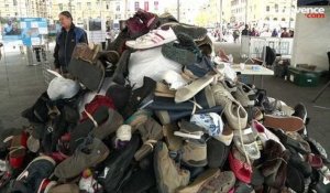 Marseille : Handicap International organise la 23e pyramide de chaussures sur le Vieux-Port