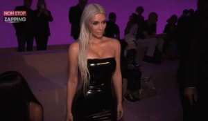 Kim Kardashian ultra sexy en robe en latex pour la Fashion Week de New York (Vidéo)