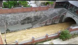 Une fuite d'eau provoque un trou de 36 mètres carrés chaussée de Louvain