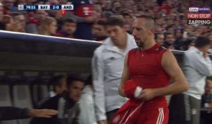 Franck Ribéry énervé par son remplacement jette son maillot par terre (Vidéo)