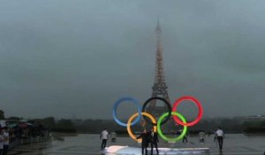 Paris dévoile des anneaux olympiques géants au Trocadéro