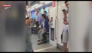 Chine : Il refuse de laisser sa place dans le métro, elle s'assied sur ses genoux (Vidéo)
