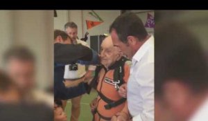 À 94 ans, il fait son premier saut en parachute ! (Vidéo)