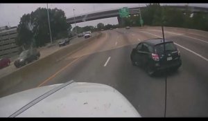 Il force le passage sur l'autoroute et percute un camion (Vidéo)