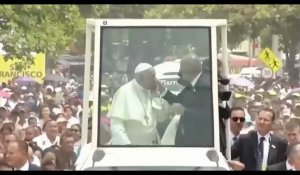 Le Pape François blessé au visage après un accident avec la papamobile (vidéo)