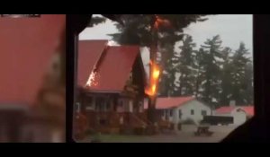 Canada : la foudre fait tomber un arbre sur une maison (Vidéo)