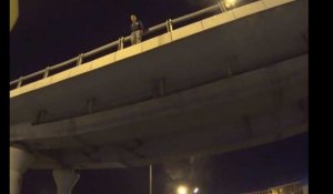 Un motard empêche un homme de se suicider en sautant d'un pont(Vidéo)