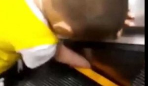 Chine : un enfant se coince la main dans un escalator, la vidéo choc