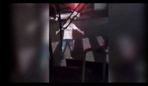 Brésil : un jeune homme ivre se frappe violemment la tête contre la vitre d'un bus (vidéo)
