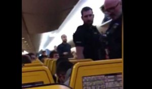 Un passager Ryanair sans carte d'embarquement se fait dégager de l'avion (Vidéo)