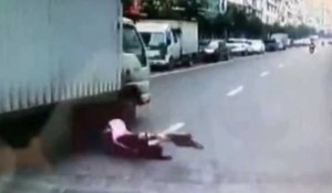 Une femme manque de peu de se faire écraser par un camion (vidéo)