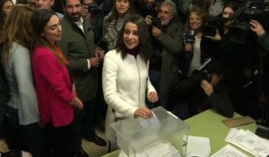 Catalogne:l'anti-indépendantiste Inès Arrimadas vote à Barcelone