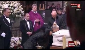Hommage à Johnny Hallyday : Le baiser de Laeticia, Jade et Joy sur le cercueil du chanteur (vidéo)