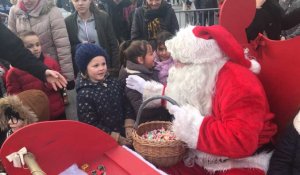 Le Père Noël arrive sur un traîneau 