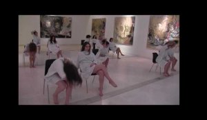 Les élèves du Creuset de la danse au mileu des oeuvres du musée de Saint-Lô