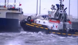 Un navire échoué dans le port de Calais