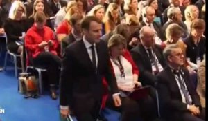 Emmanuel Macron sifflé sur scène par les maires de France, il réplique (Vidéo) 