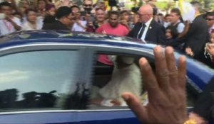 Le pape François arrive à la résidence de l'archevêque à Rangoun