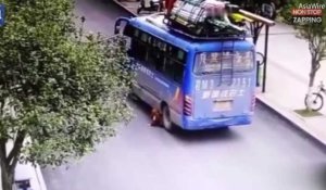 Un écolier se fait renverser par un bus et survit miraculeusement (vidéo)