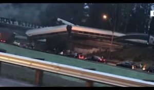 Etats-Unis : un train déraille et écrase des voitures (vidéo)