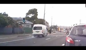 Un jeune homme manque de peu de se faire écraser par une camionnette (vidéo)