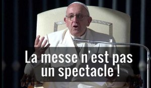 "Posez ces téléphones !" : le coup de gueule du pape François en pleine messe 