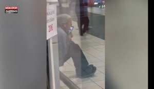 Un papy lèche l'écran de son téléphone pendant un Skype coquin (Vidéo)