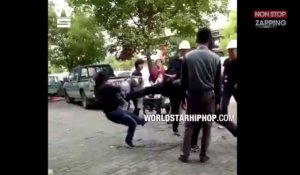 Chine : Un homme met un énorme coup de pied à une femme lors d'une manifestation (Vidéo)