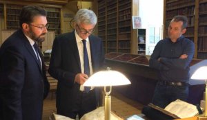 Hervé Morin découvre deux manuscrits de la bibliothèque patrimoniale d'Avranches