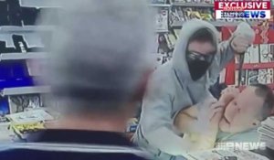 Australie : Un braqueur menace le client d'un magasin avec un couteau (vidéo)
